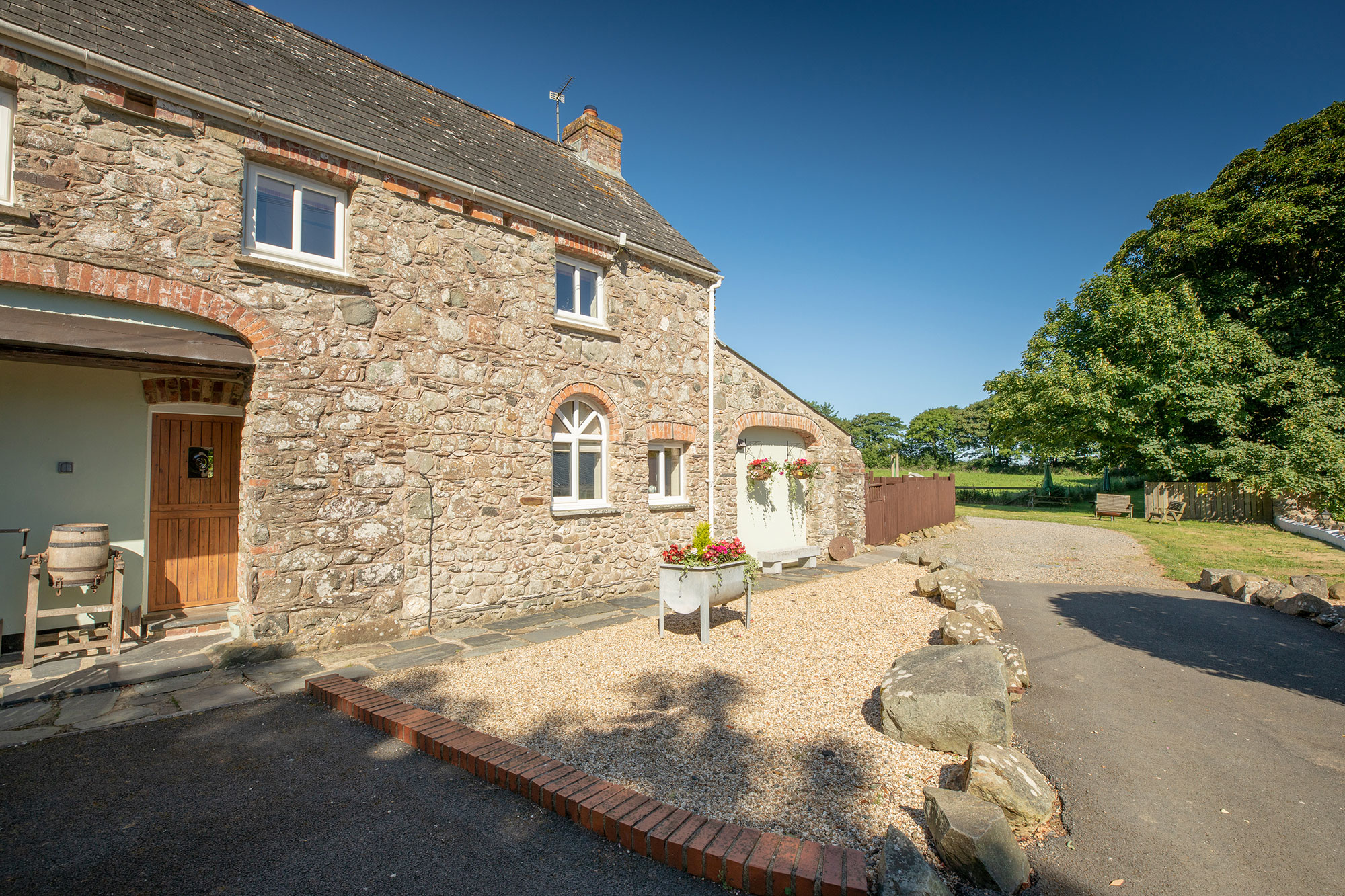 Hendre farmhouse hotsell boarding kennels